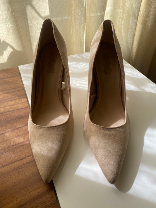 Zapatos de tacón beige, acabado suede, Talla 8USA, 25Mx