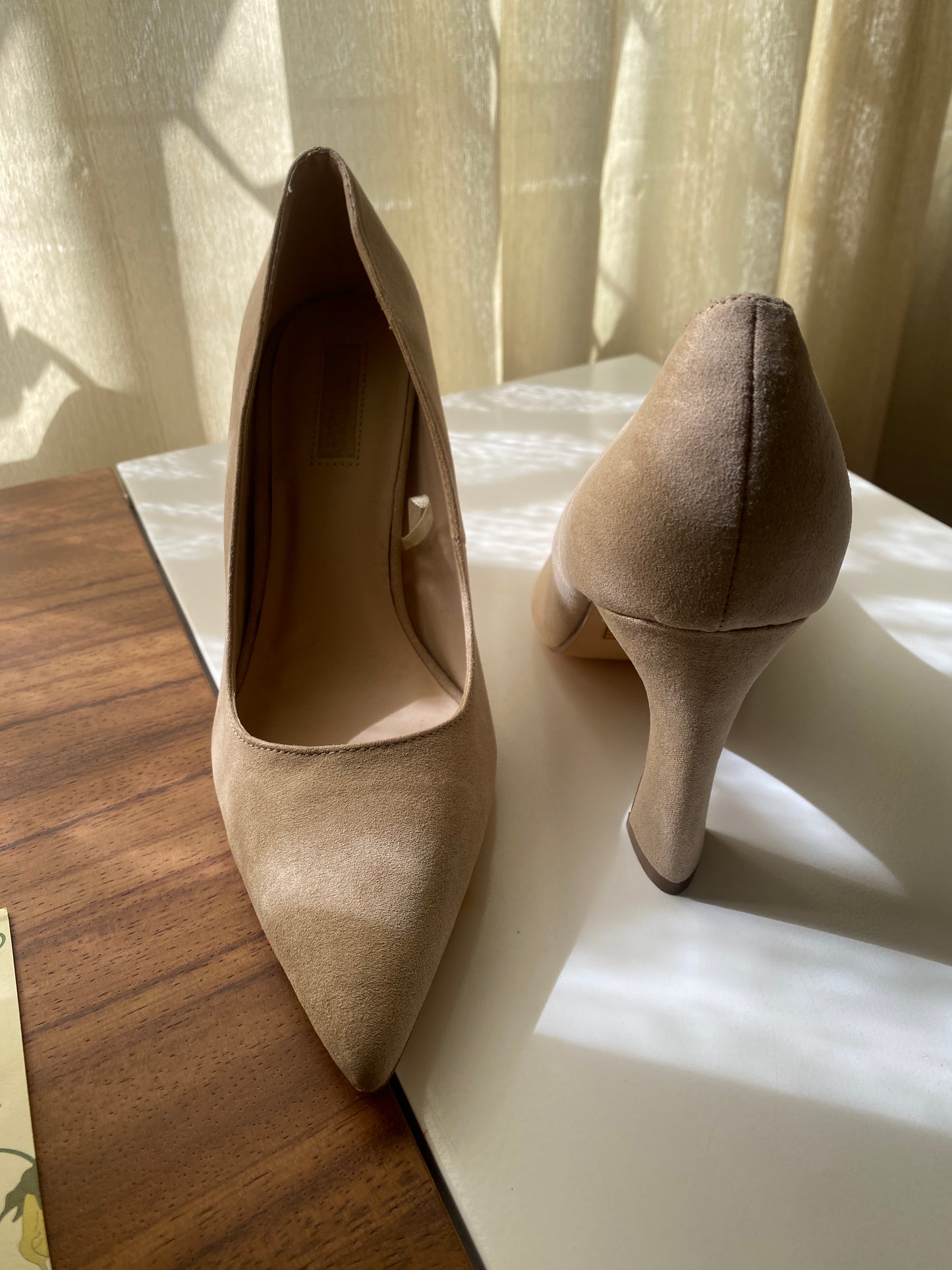 Zapatos de tacón beige, acabado suede, Talla 8USA, 25Mx