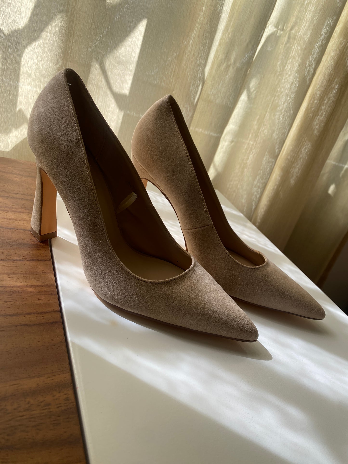 Zapatos de tacón beige, acabado suede, Talla 8USA, 25Mx