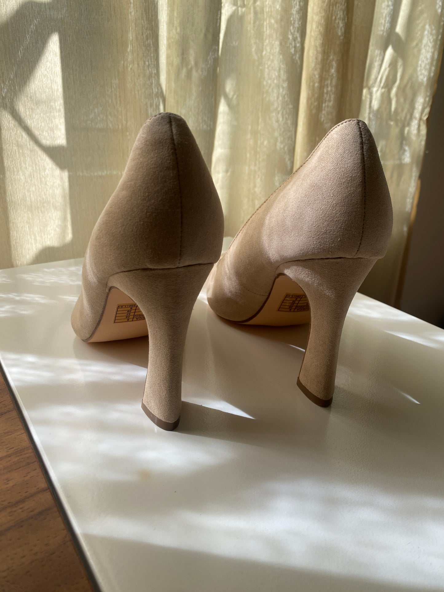 Zapatos de tacón beige, acabado suede, Talla 8USA, 25Mx