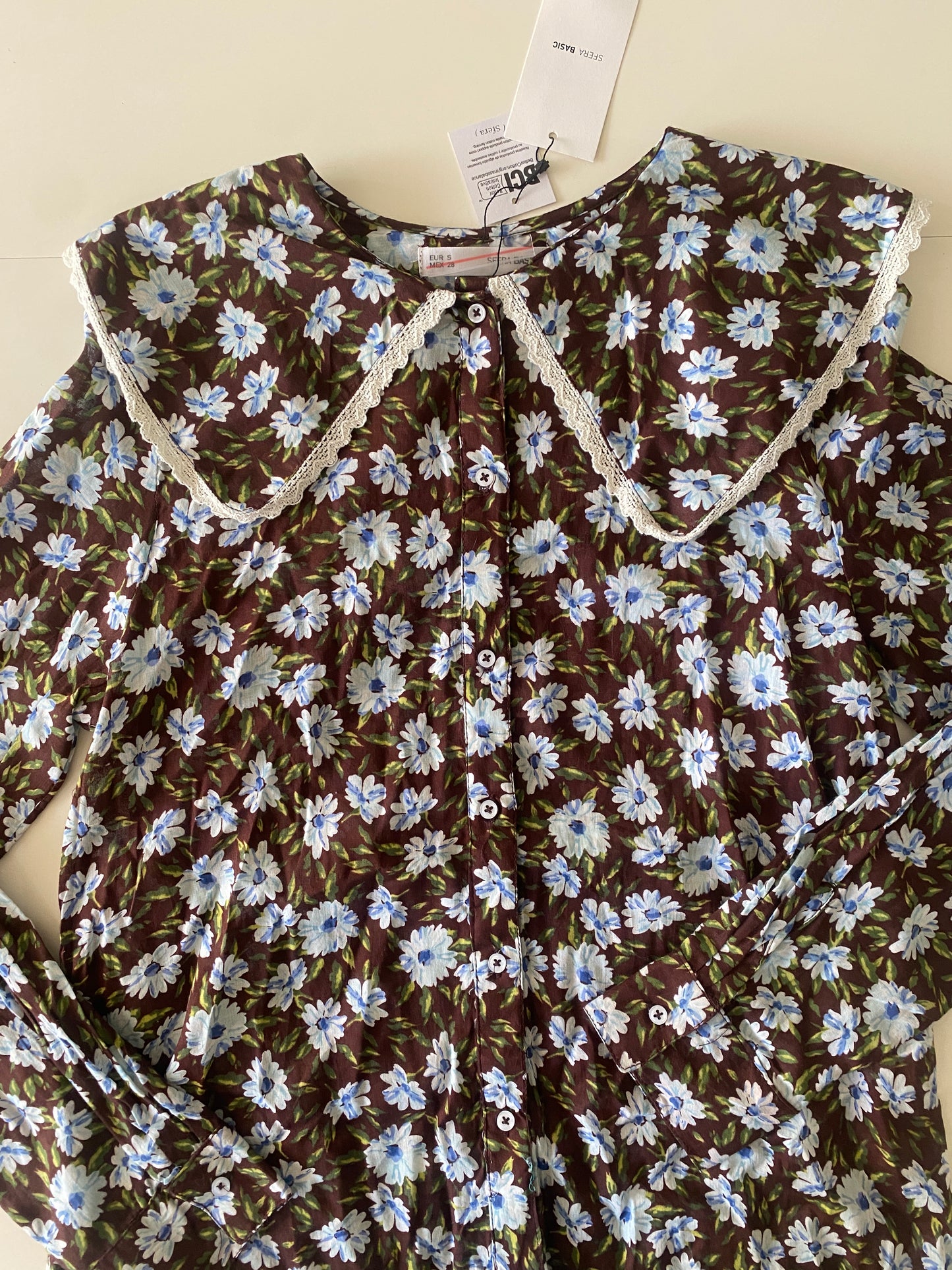 Camisa manga larga y cuello de puntilla, Talla S, NWT, Mujer