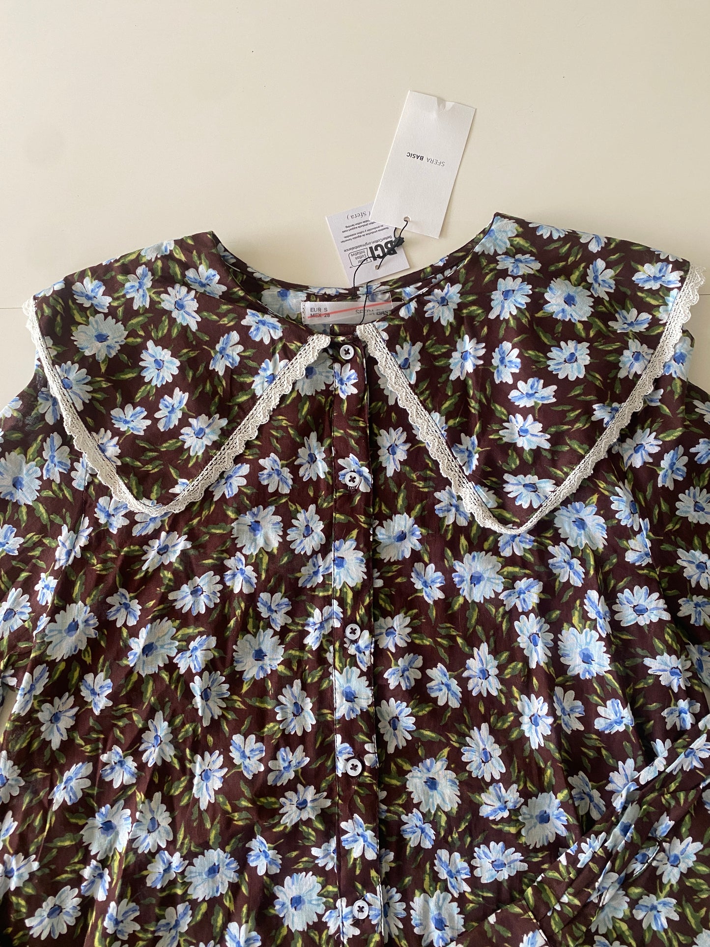 Camisa manga larga y cuello de puntilla, Talla S, NWT, Mujer