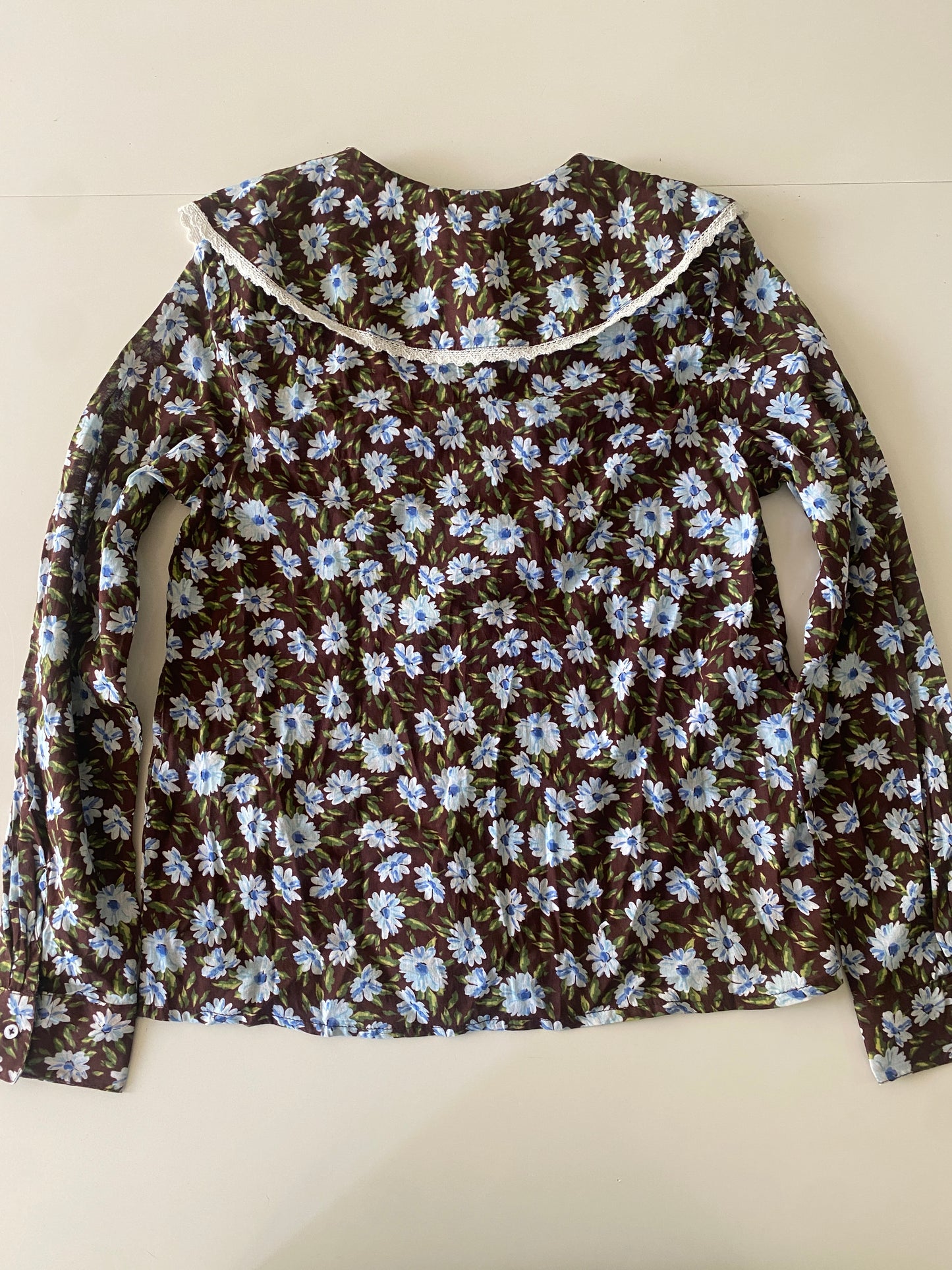 Camisa manga larga y cuello de puntilla, Talla S, NWT, Mujer