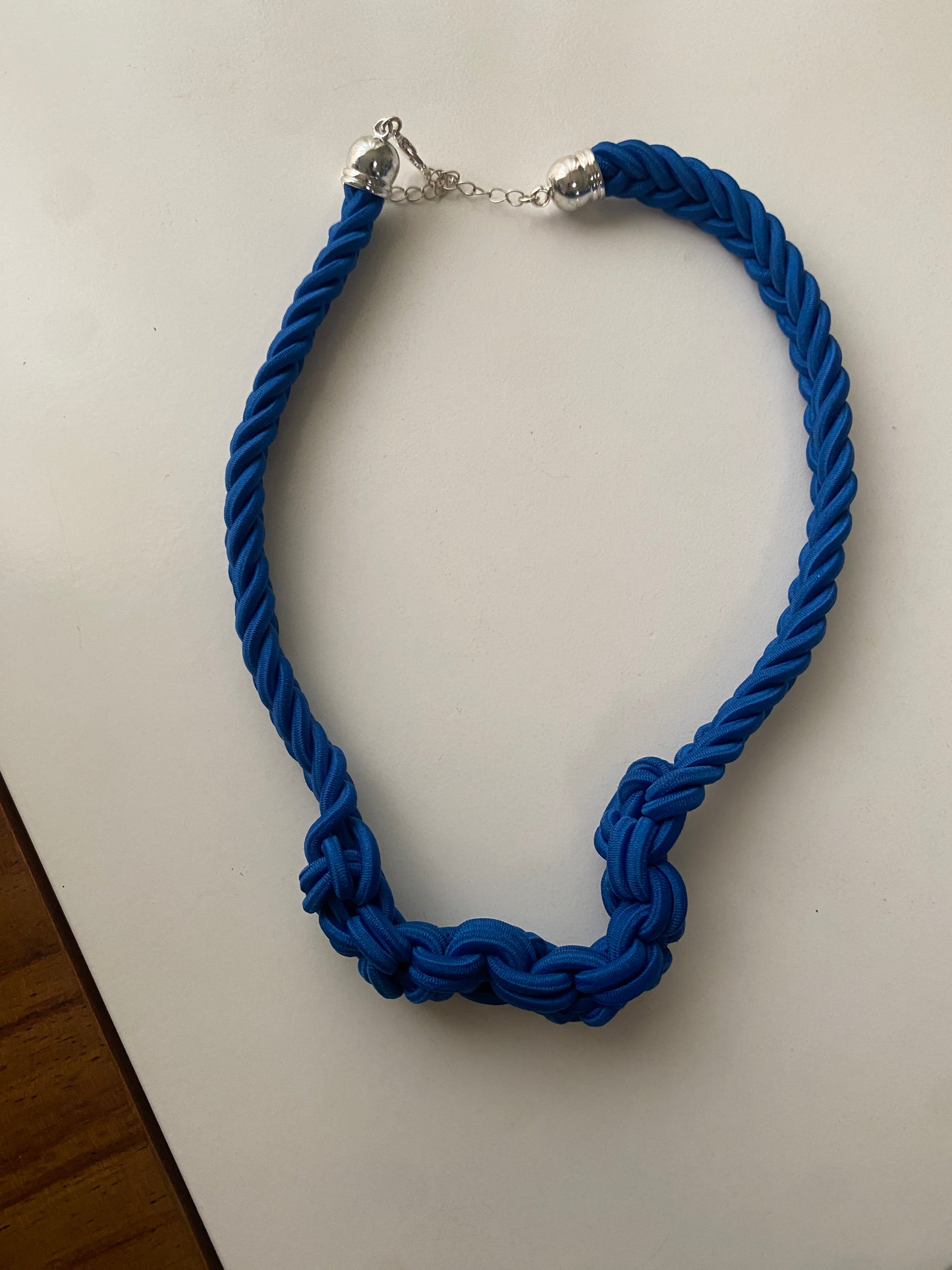 Collar de nudos azul