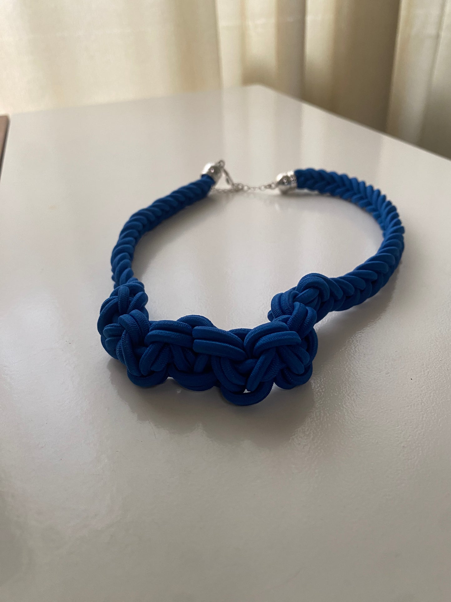 Collar de nudos azul