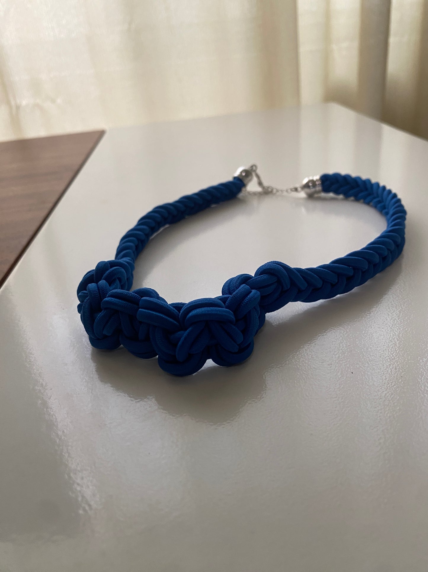 Collar de nudos azul