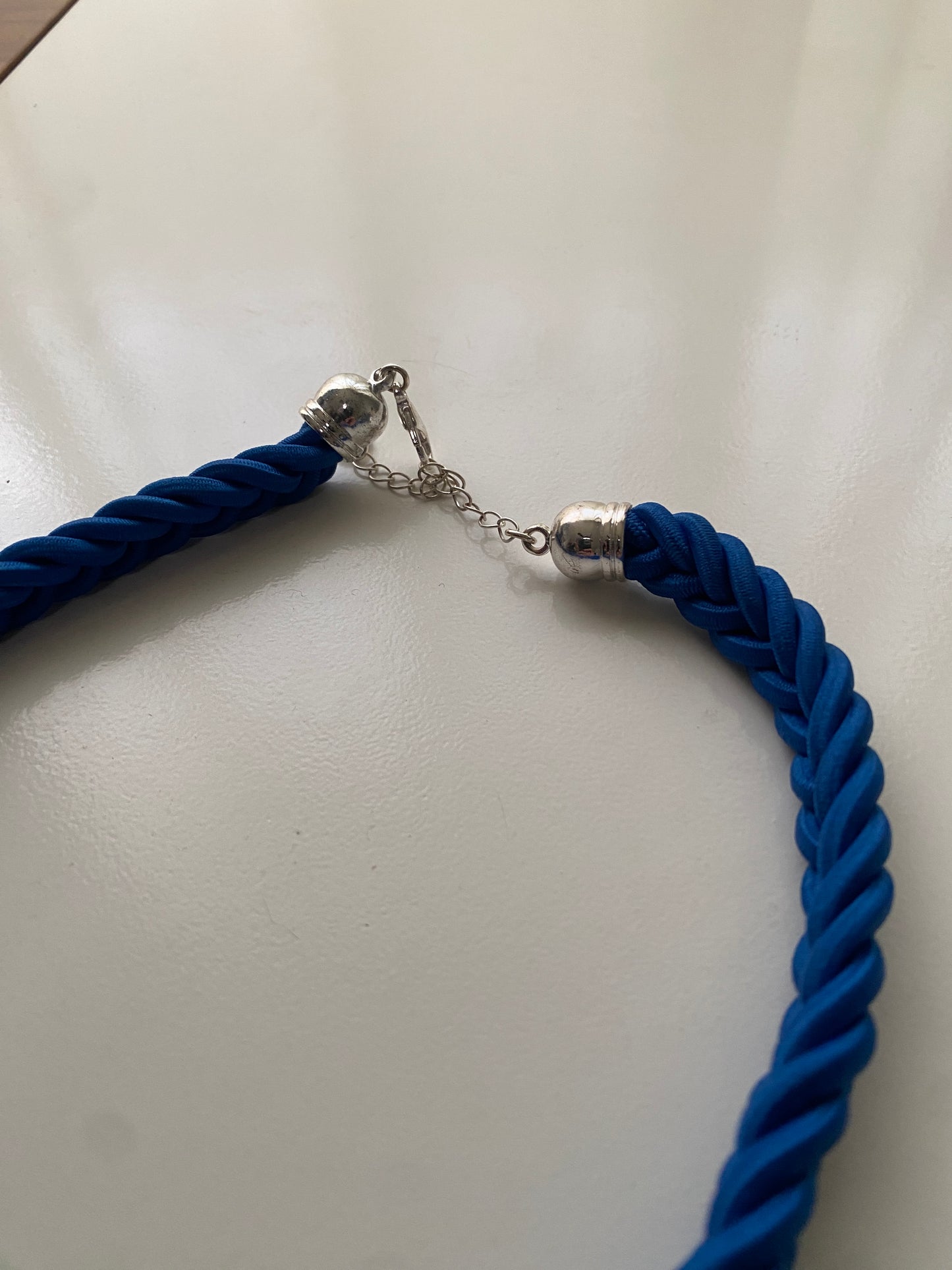 Collar de nudos azul