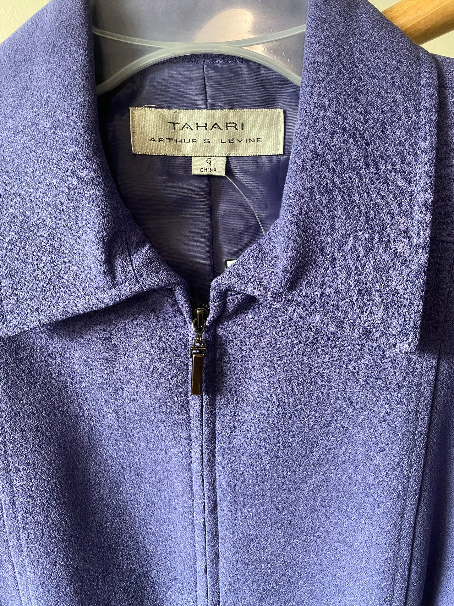 Saco morado, Tahari, Talla 6